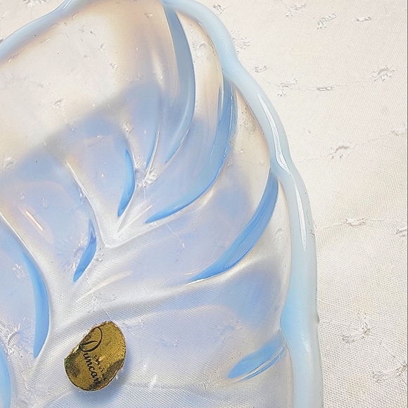 Vintage Duncan and Miller blue opalescent glass Swan small candy dish - Picture 3 of 3